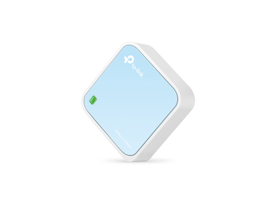 Ein weißer und hellblauer TP-Link Router auf weißem Hintergrund, mit einer grünen Kontrollleuchte.