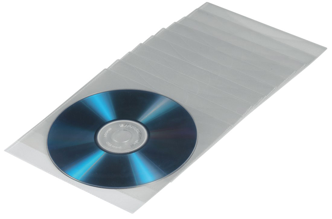 Een blauwe cd in een doorzichtige plastic hoes. Verschillende hoezen zijn op elkaar gestapeld.