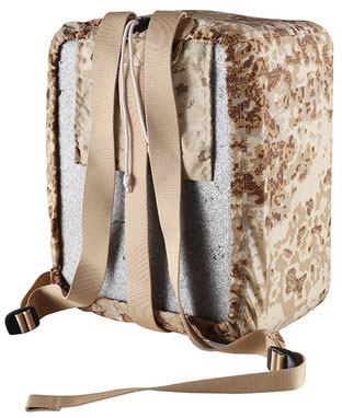 Un sac à dos de camouflage beige et marron avec des sangles et un cordon blanc.