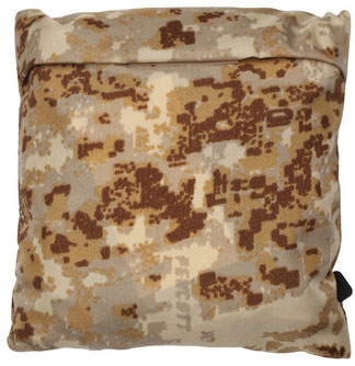 Pochette beige avec motif camouflage, fermée et de forme carrée, sur fond blanc.