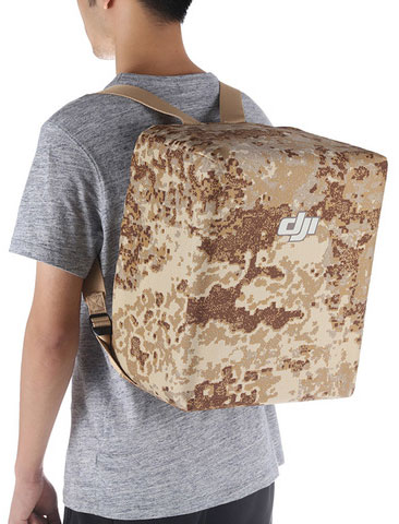 Une personne portant un sac à dos camouflage avec un logo DJI.