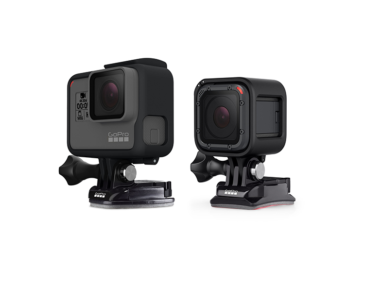 Két GoPro kamera. Az egyik fekete, a másik kisebb és szögletes.