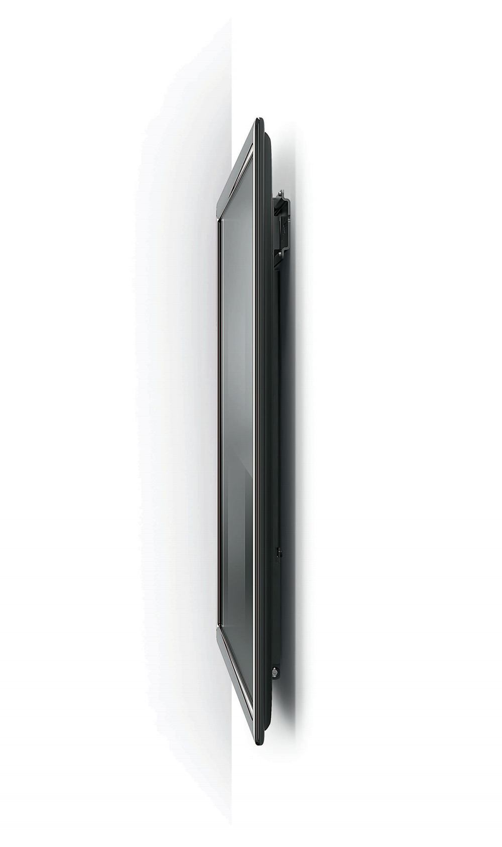 Een flatscreen tv aan een witte muur gemonteerd, van de zijkant bekeken.