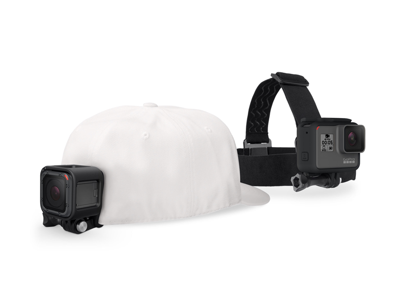 GoPro kamerák egy fehér sapkára és fejpántra rögzítve. Fehér háttér.