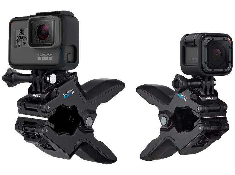 Két fekete GoPro kamera egy kapcsos rögzítőhöz csatlakoztatva, fehér háttéren izolálva.