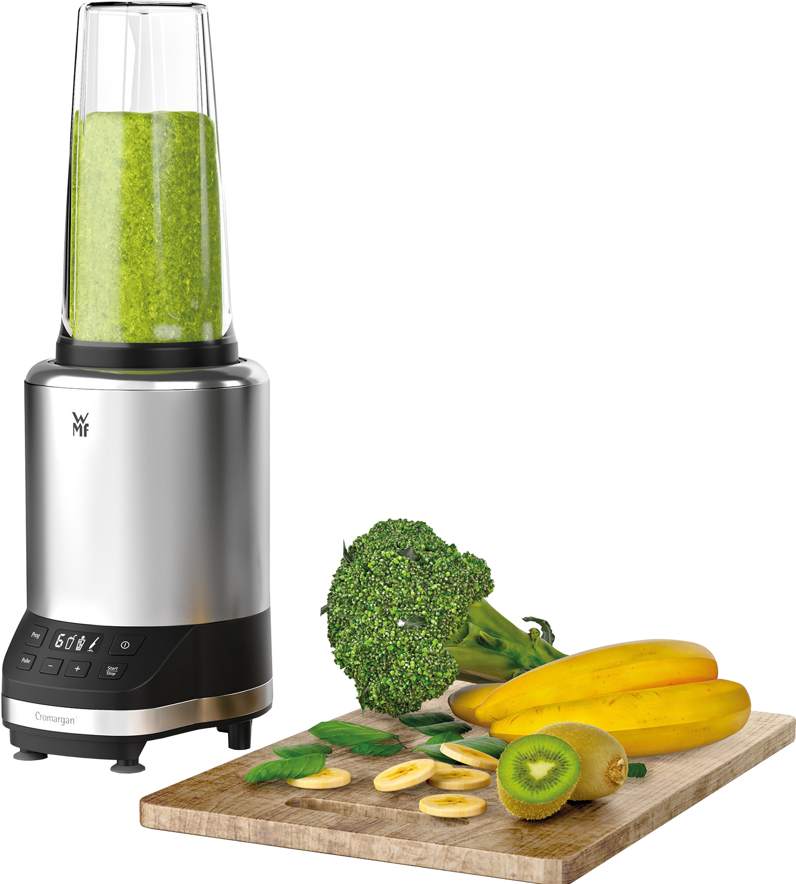 Mixer mit grüner Flüssigkeit, neben Bananen, Brokkoli, Kiwi und Basilikum auf einem Holzbrett.