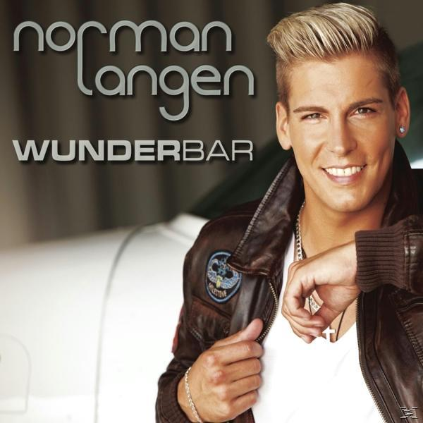 Albumcover mit einem lächelnden Mann in einer braunen Lederjacke, weißem Hemd und einem Auto im Hintergrund.