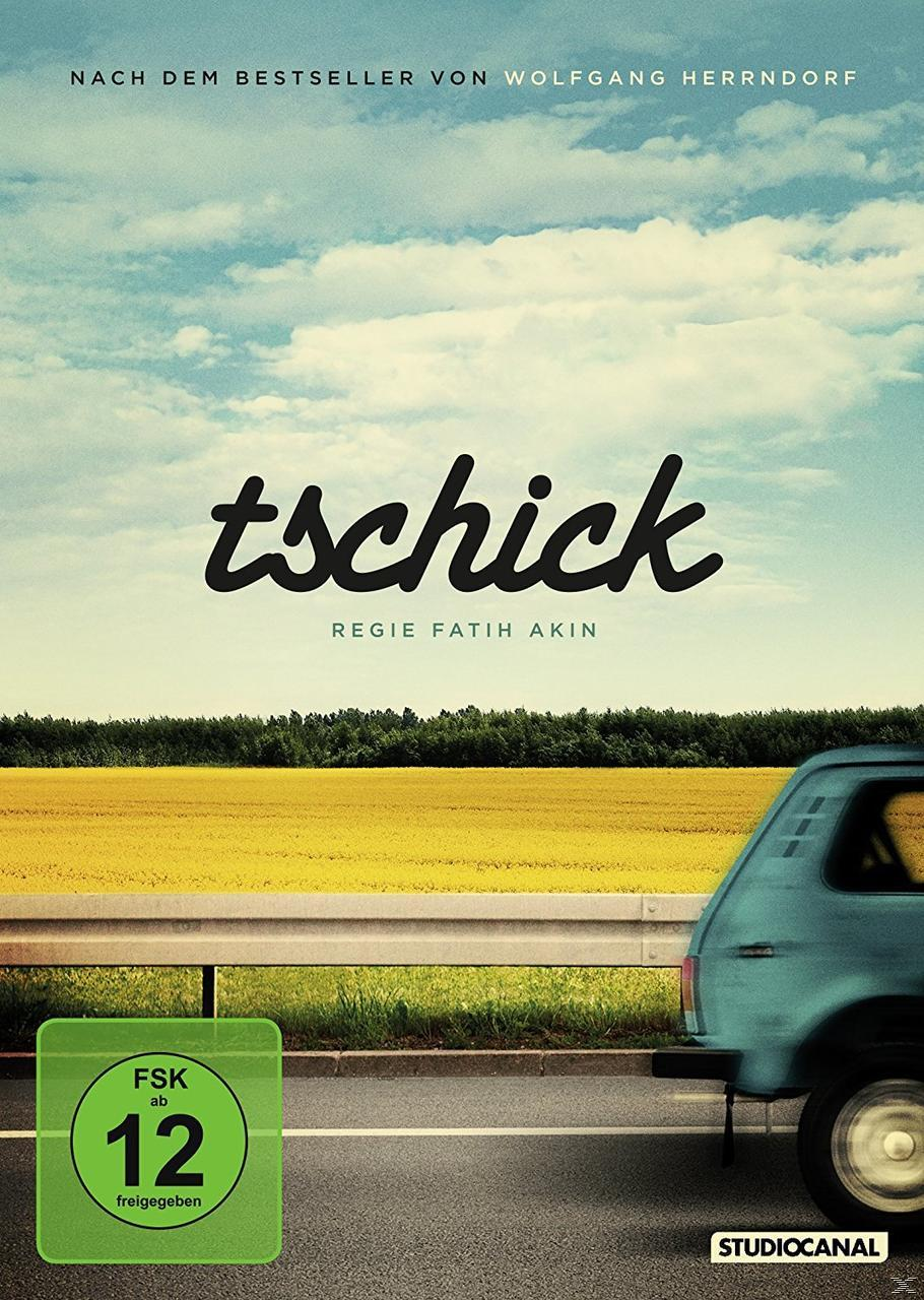 Filmposter für Tschick. Ein blaugrünes Auto ist auf einer Straße mit gelbem Feld und bewölktem Himmel zu sehen.