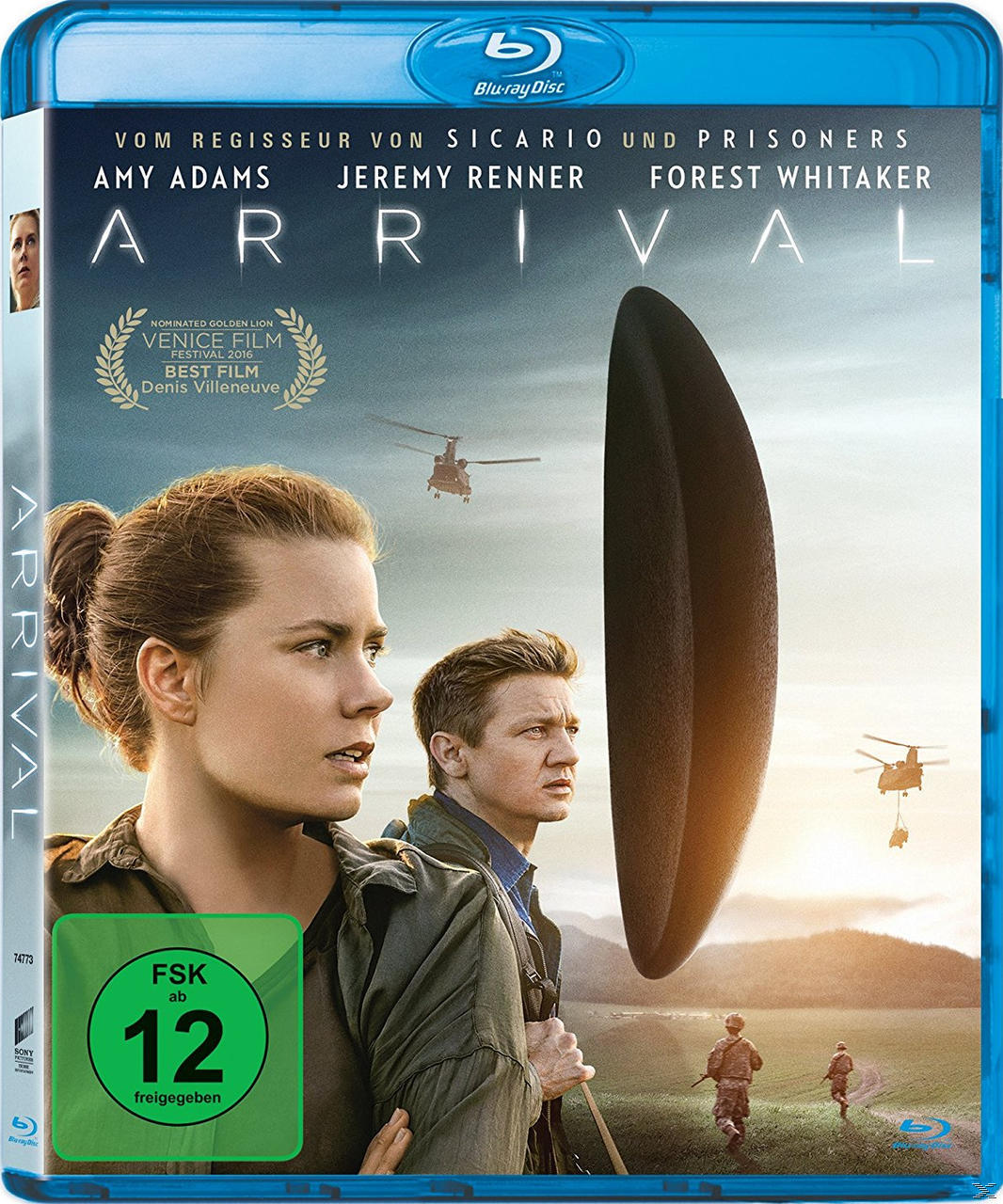 Filmplakat: Frau und Mann schauen nach oben, mit Hubschraubern und einem dunklen Objekt. Titel: Arrival.