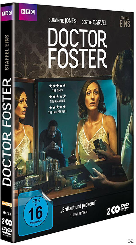 DVD-Cover mit einer Frau im Ankleidezimmer. Der Titel lautet Doctor Foster.