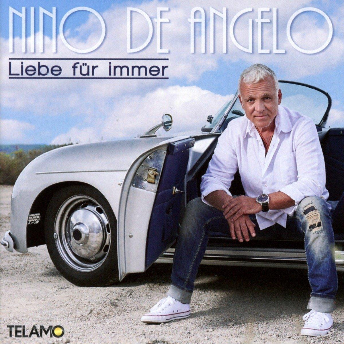 Albumcover mit einem Mann, der neben einem Auto sitzt, mit Text und Himmel im Hintergrund.