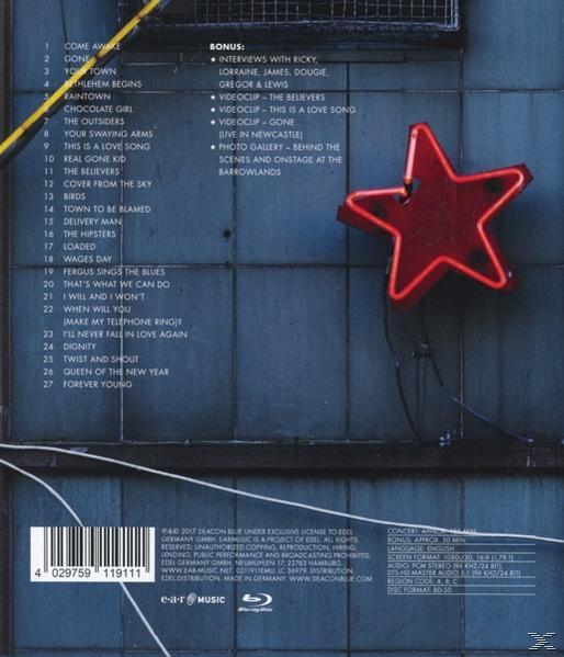 CD-Rückseite mit Titelliste und Neonstern an einer Backsteinmauer.