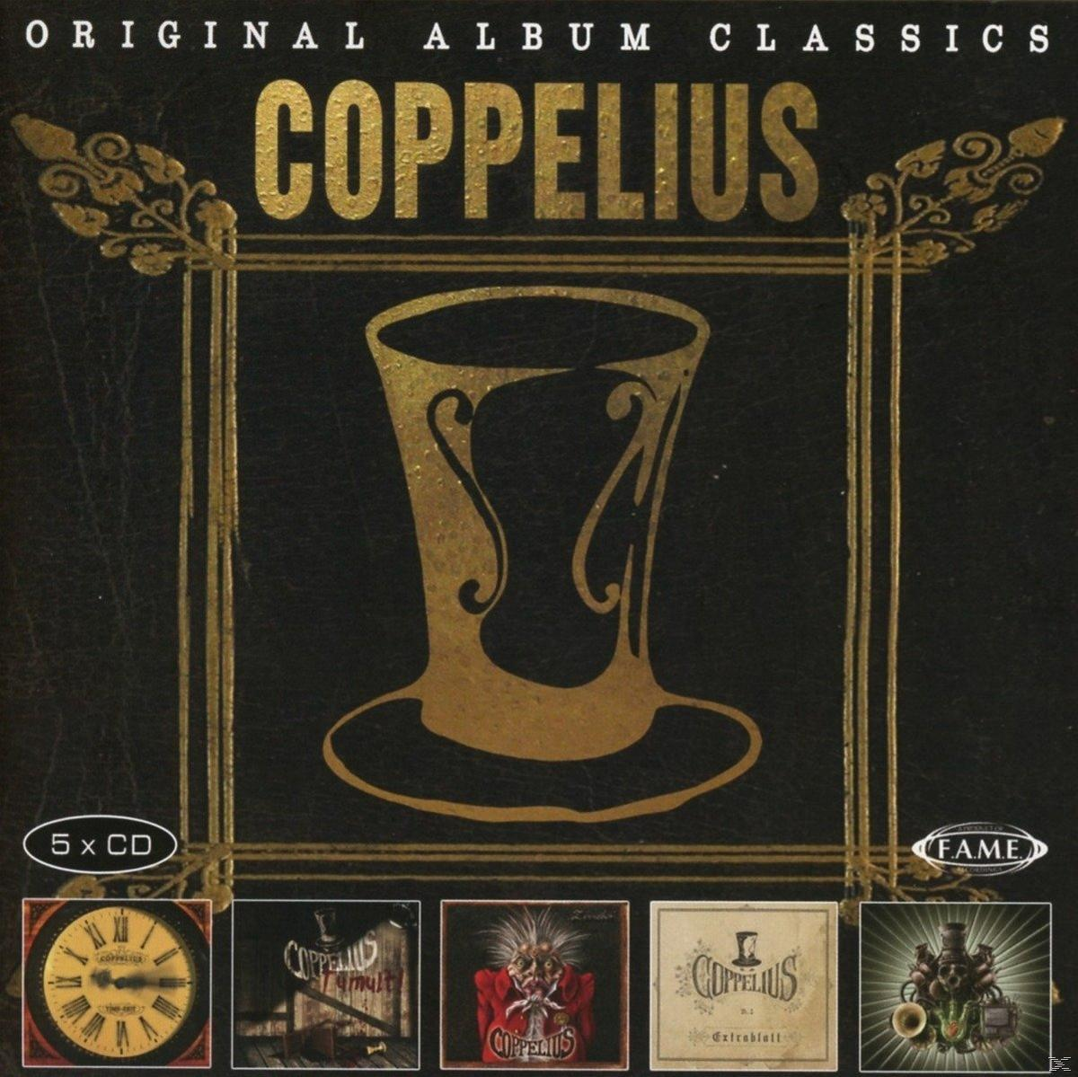 Albumcover mit einer Zeichnung eines Hutes und Text. Der Name der Band ist COPPELIUS. 5 CDs sind geschrieben.