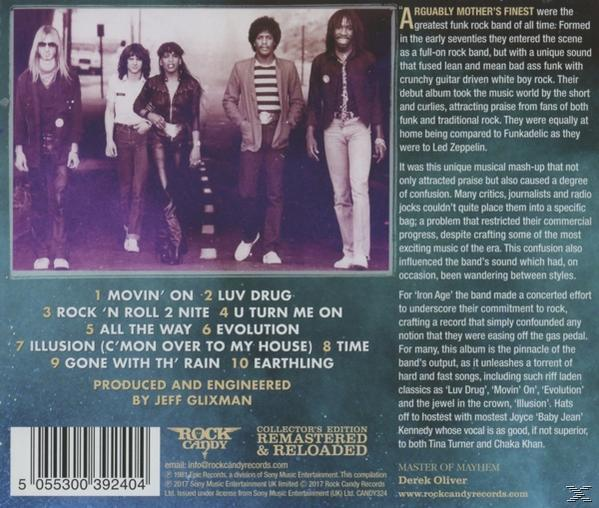 Albumcover mit Bandmitgliedern, Text und Albumdetails. Bandmitglieder stehen vor dunklem Hintergrund.
