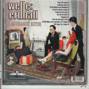 Albumcover mit Leuten in einem Wohnzimmer. Ein Fernseher, ein Sofa und ein Teppich sind zu sehen.