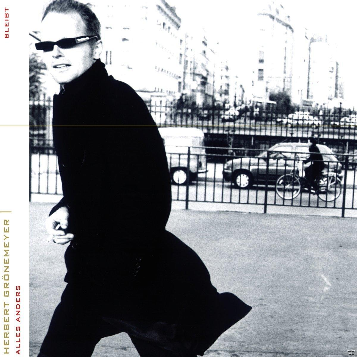 Albumcover: Mann in schwarzem Mantel und Sonnenbrille geht auf einer Straße. Schwarz-Weiß-Foto.