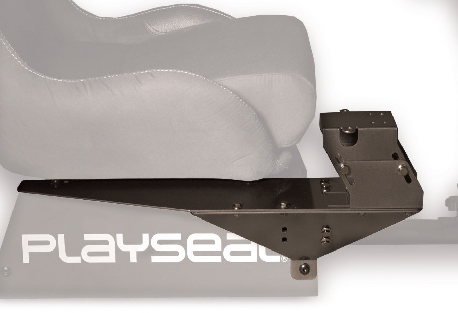 Een zwarte metalen plaat bevestigd aan een Playseat racestoel. De plaat heeft een steun voor de stoel.