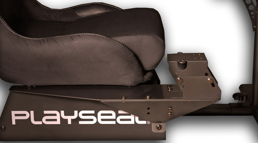 Een zwarte playseat met een racestoel eraan bevestigd.