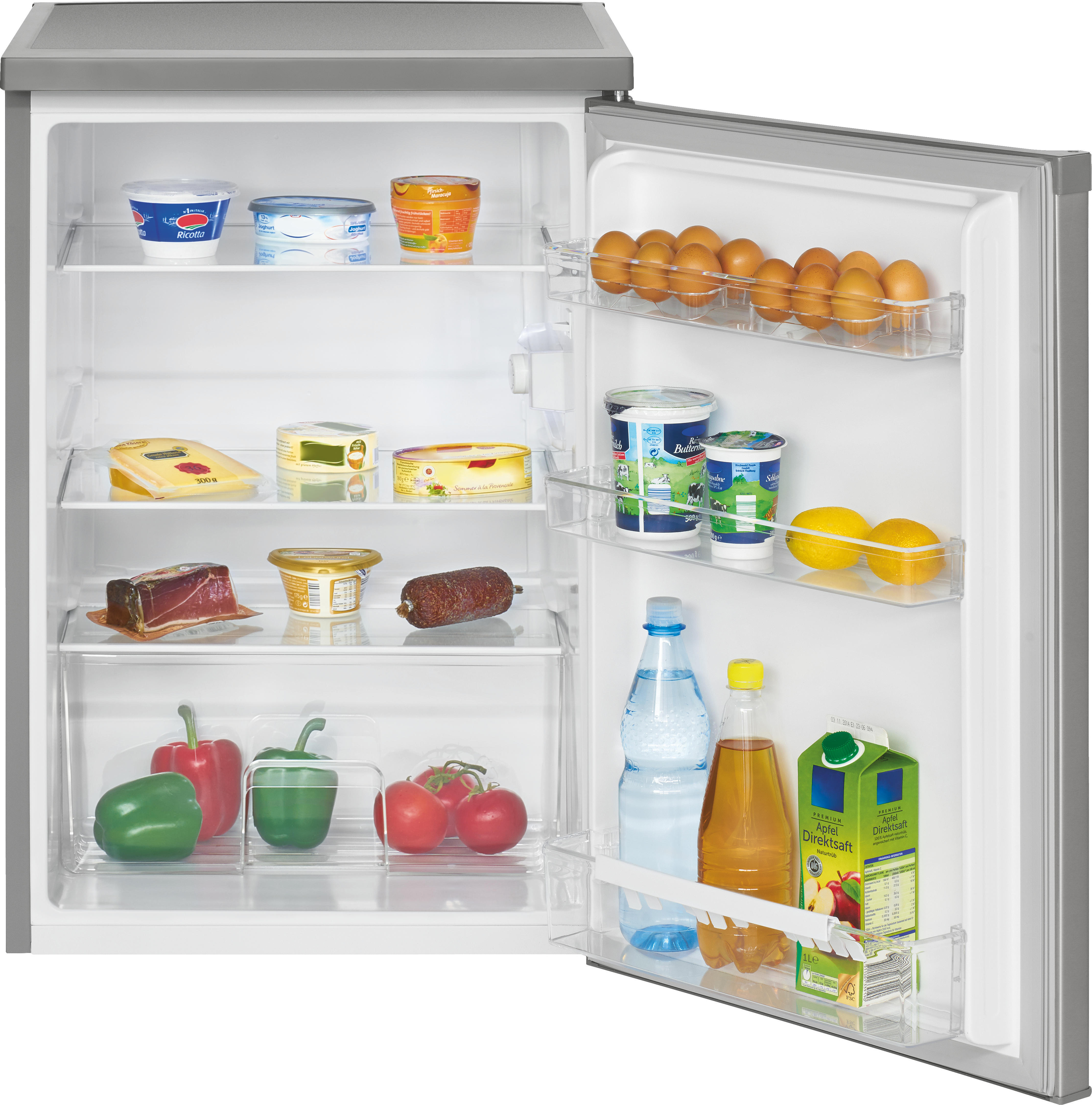 Offener Kühlschrank voller Lebensmittel: Eier, Käse, Joghurt, Gemüse, Wasser, Saft. Regale sind sichtbar.