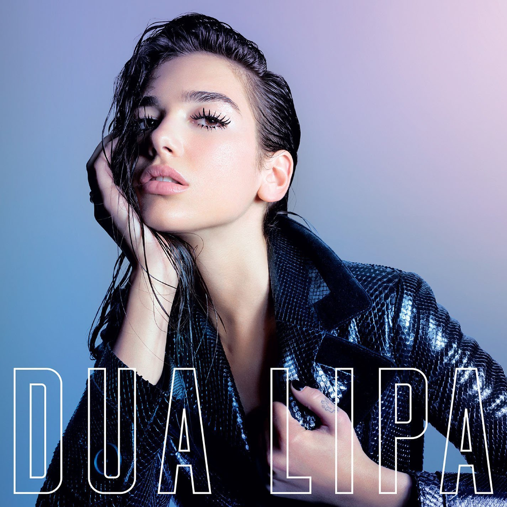 Dua Lipa album borító. Egy nedves hajú nő fekete dzsekiben, szöveggel.