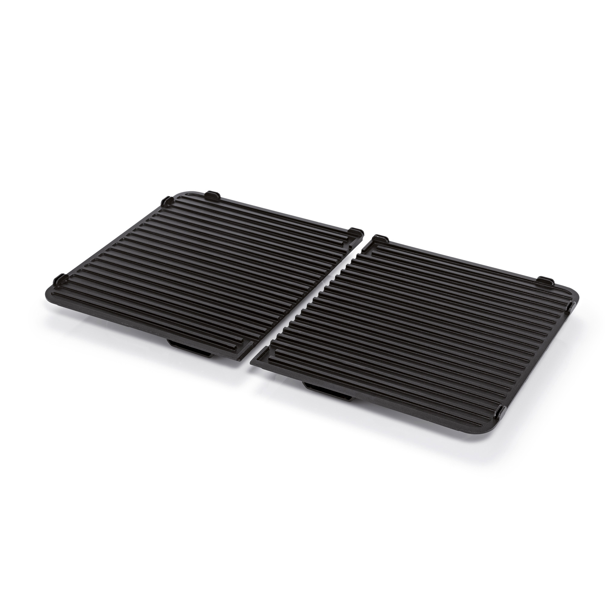 Zwei schwarze Grillplatten mit Rillen, auf weißem Hintergrund, nebeneinander.