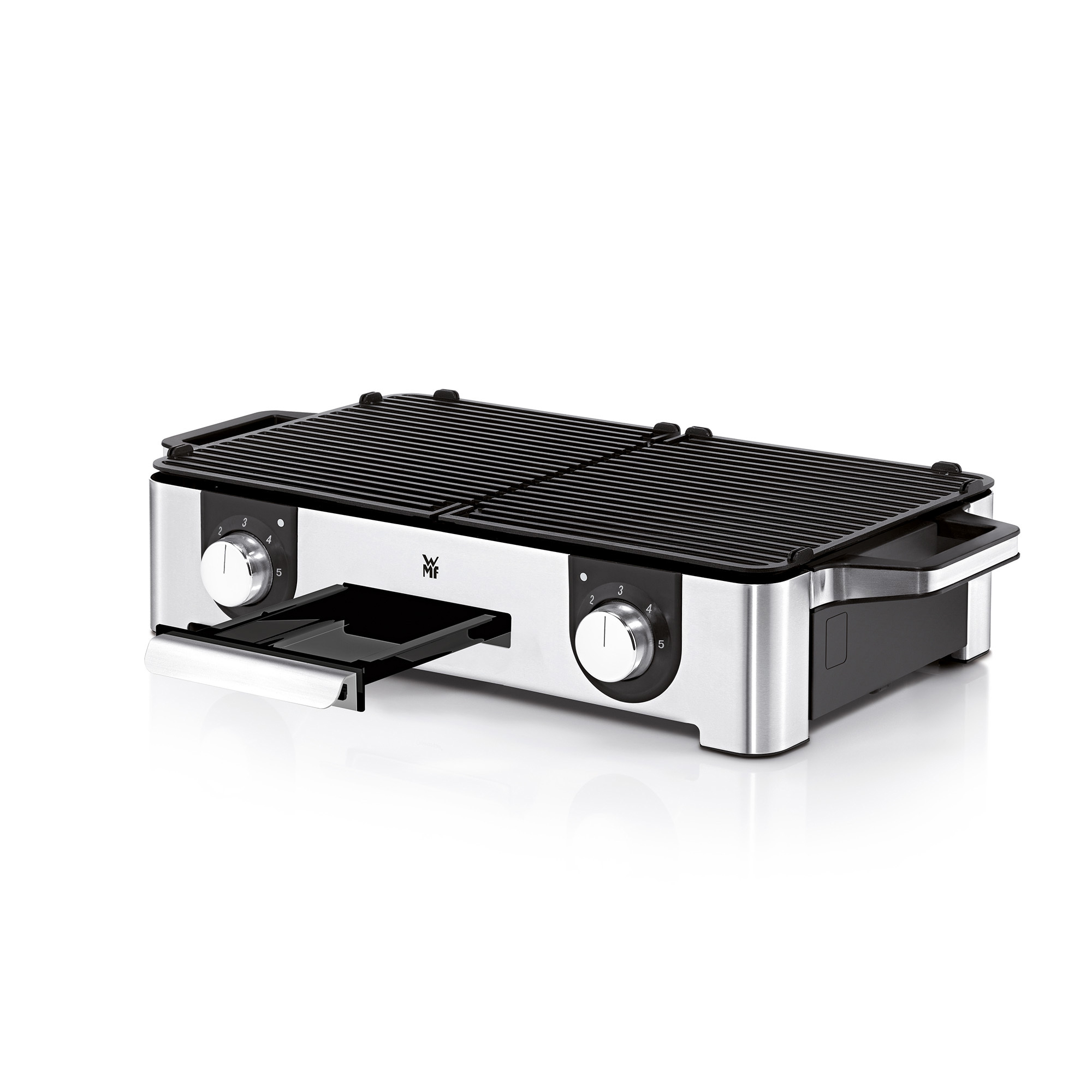 Silberner Elektrogrill mit doppelten Kochflächen und Knöpfen. Schwarze Roste und Abtropfschale.