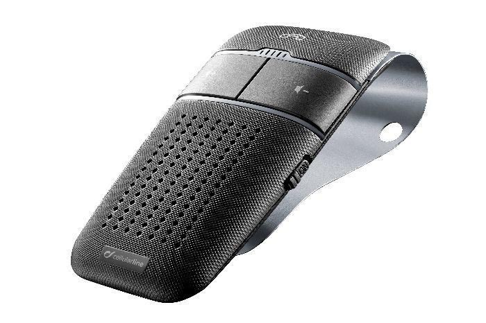 Schwarze und silberne Bluetooth Freisprecheinrichtung für den Auto-Einsatz auf weißem Hintergrund.