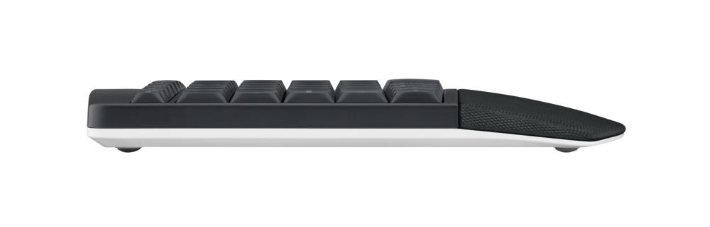 Beyaz tabanlı siyah klavye. Klavye, ergonomi için kavisli bir tasarıma sahiptir.