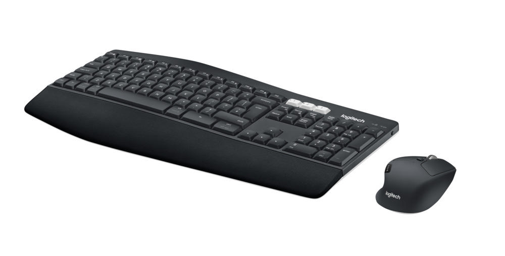 Beyaz bir arka plan üzerinde siyah klavye ve fare seti. Ergonomik tasarım.