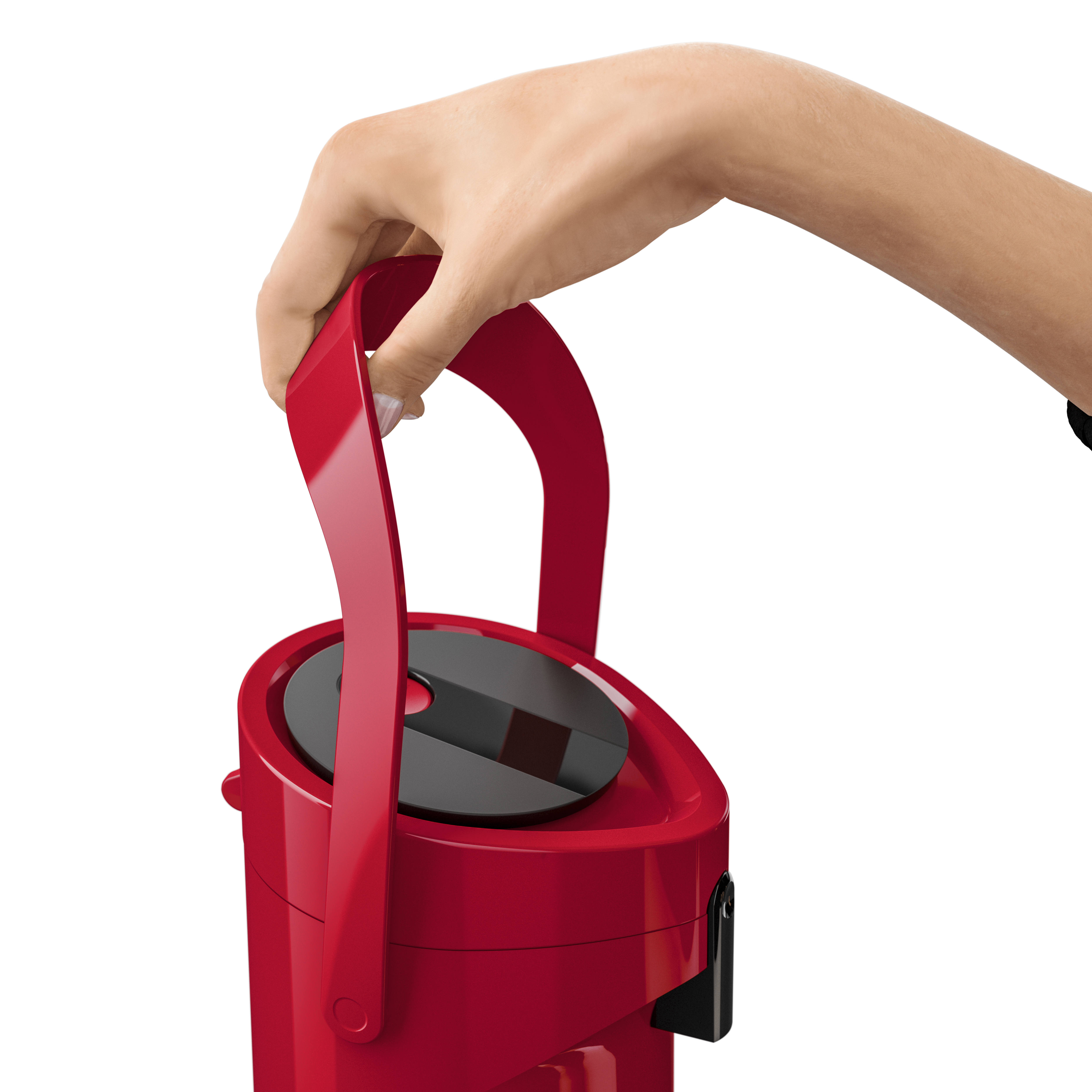 Eine Hand hält eine rote Thermoskanne mit schwarzem Deckel und Griff. Der Hintergrund ist weiß.