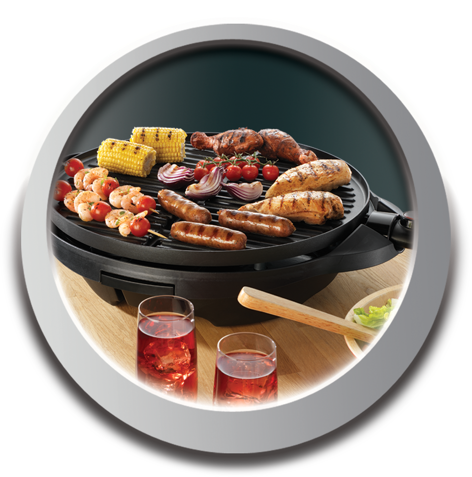 Elektromos grill grillezett ételekkel, kukoricával, csirkével és kolbásszal, italok mellett.