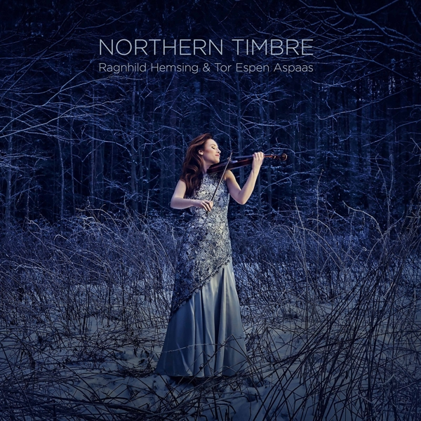Frau spielt Geige in verschneitem Wald. Text: Northern Timbre, Ragnild Hemsing & Tor Espen Aspaas.