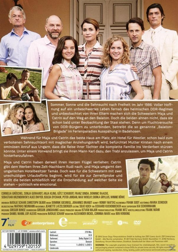 Filmposter mit einer Gruppe von Menschen. Text auf Deutsch. Hintergrund ist ein Gebäude.