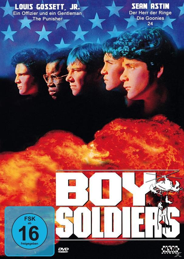 DVD-Cover des Films Boy Soldiers. Es zeigt eine Gruppe junger Männer mit Feuer im Hintergrund.