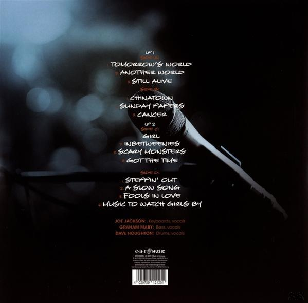 Albumcover mit Titelliste und Mikrofon.