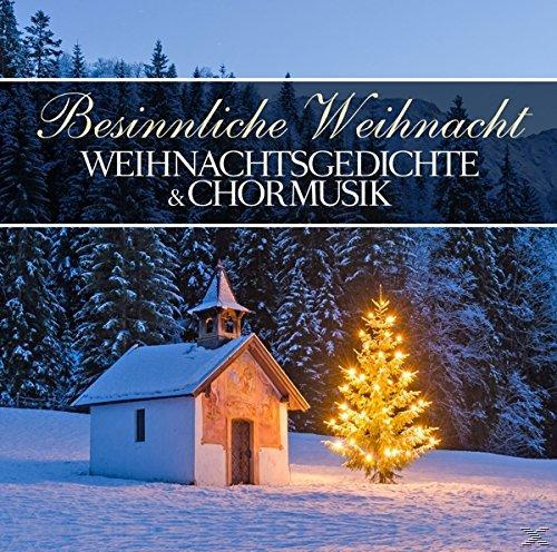 Eine Winterszene mit Kapelle, Weihnachtsbaum und Schnee.
