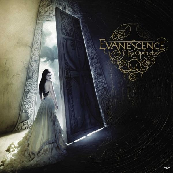Evanescence-Albumcover. Eine Frau steht vor einer offenen Tür in dunkler Umgebung.