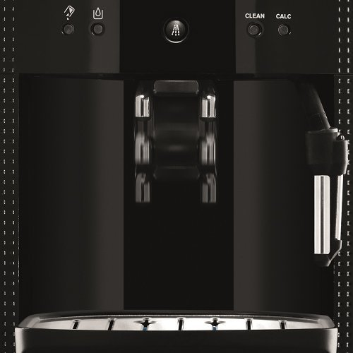 Nahaufnahme einer schwarzen Kaffeemaschine. Knöpfe, eine Düse und eine Tropfschale sind sichtbar.