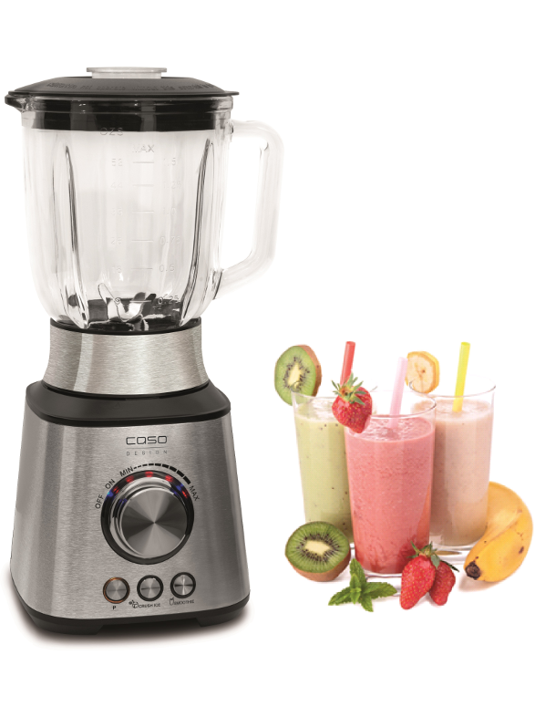 Turmixgép és smoothie-k. A turmixgép ezüstszínű, üvegedénnyel. Smoothie-k poharakban, gyümölcsdíszítéssel.