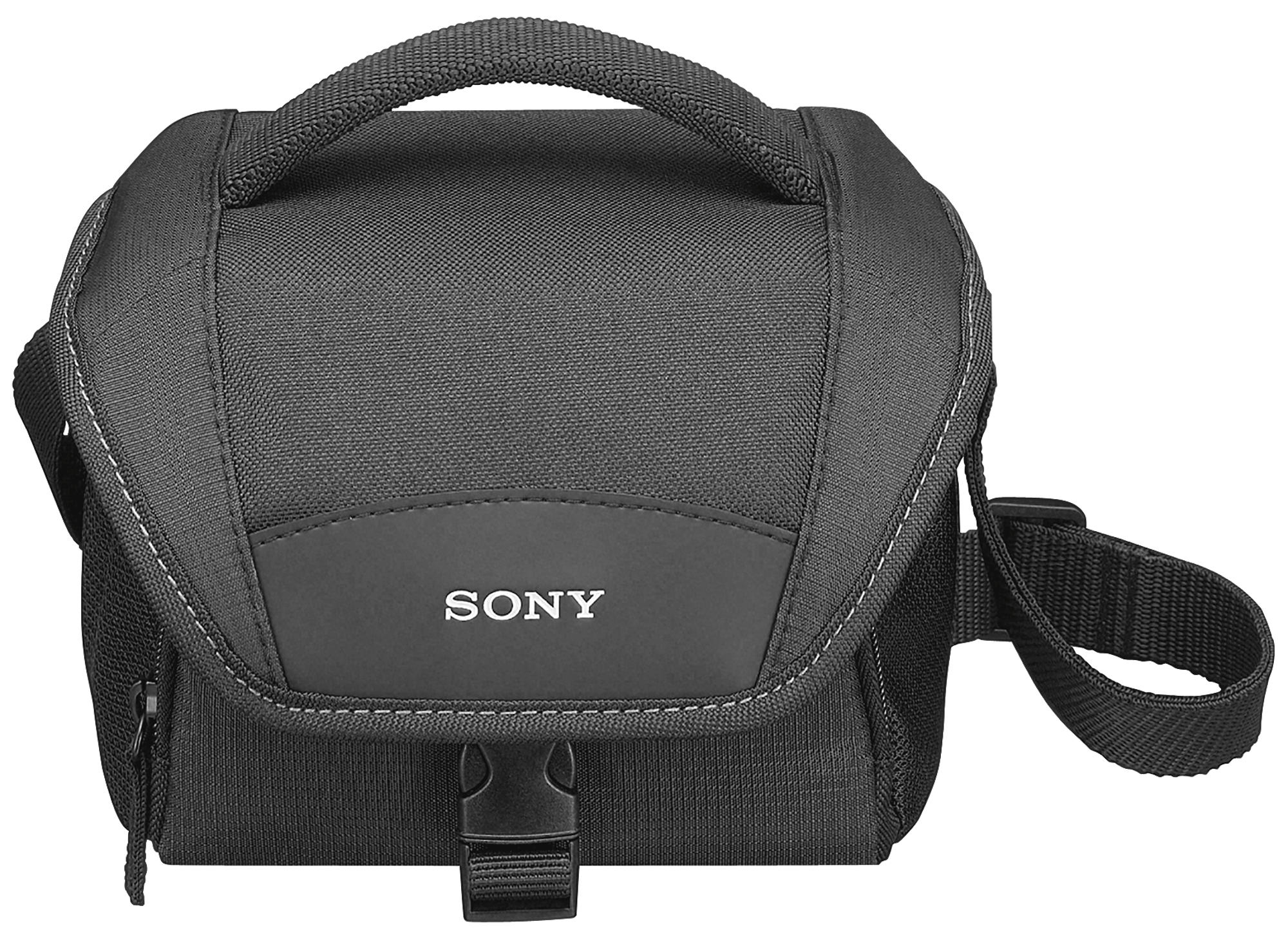 Schwarze Sony Kameratasche mit Griff, Schulterriemen und Sony-Logo auf der Vorderseite.