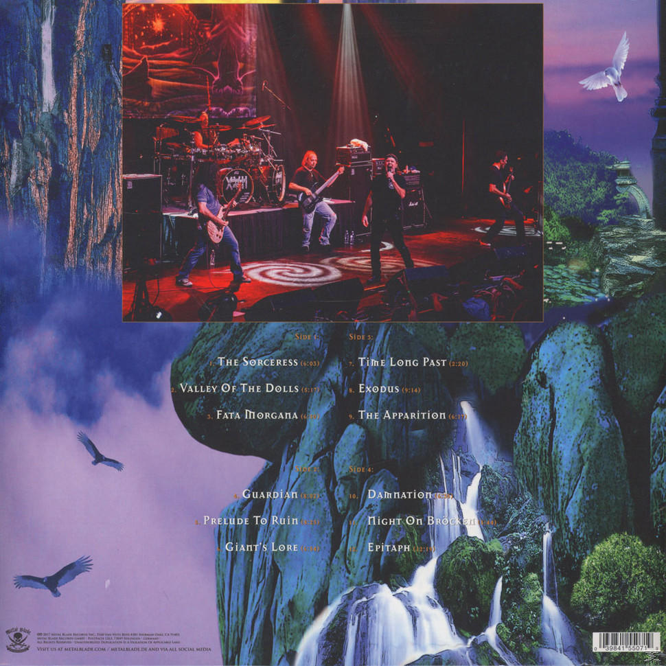 Album-Rückseite. Eine Live-Band auf der Bühne, umgeben von einer Fantasy-Landschaft.
