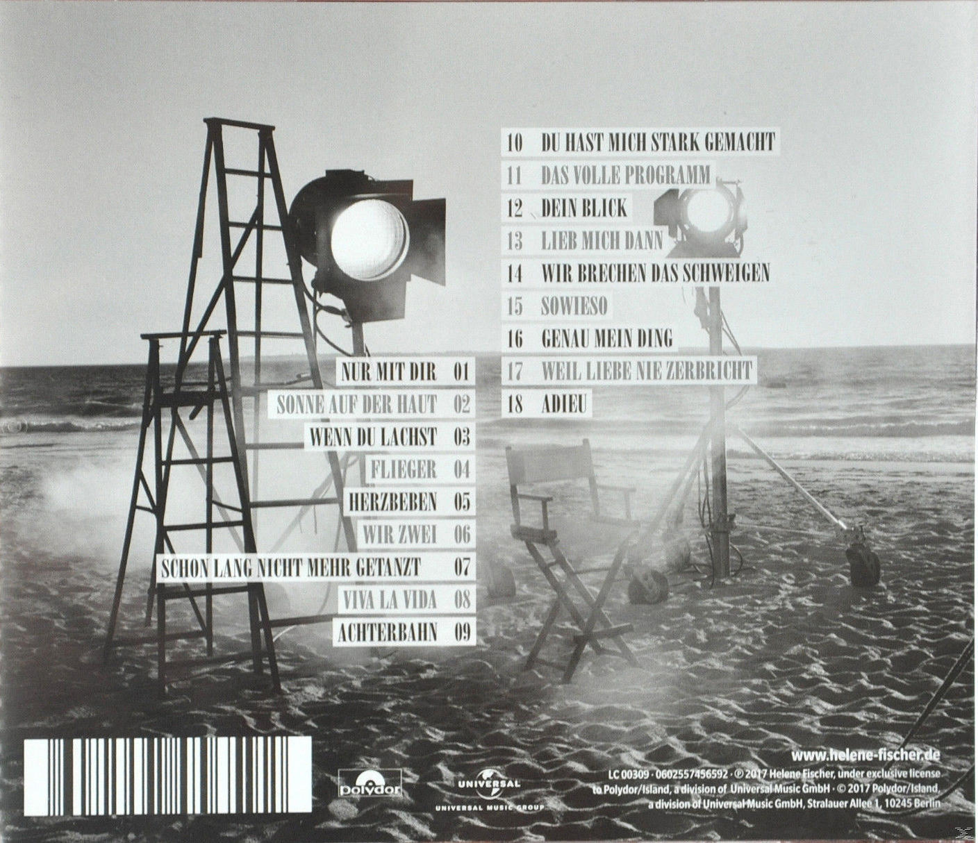 Bühne mit Lichtern, einer Leiter und einer Kulisse. Eine CD-Hülle mit Text im Vordergrund.