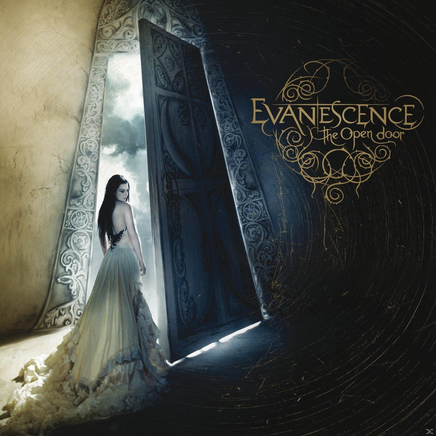 Eine Frau in einem langen Kleid steht vor einer großen offenen Tür. Der Titel 'Evanescence' wird angezeigt.