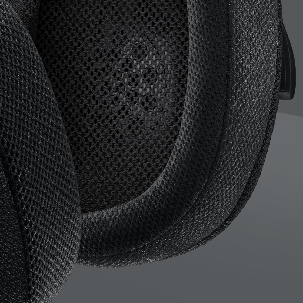 Nahaufnahme einer schwarzen Kopfhörermuschel. Die Muschel hat eine Netzabdeckung über dem Lautsprecher.