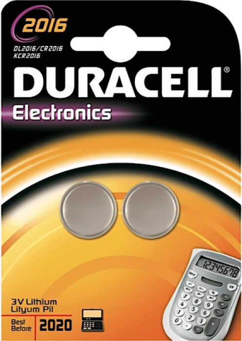 Duracell-batterijverpakking met twee knoopbatterijen, rekenmachine en label 'Best Before 2020'. Zwarte en oranje achtergrond.