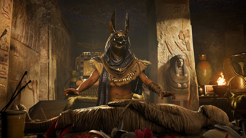 Anubis met een gouden masker en een ingepakte mummie in een graf. Egyptische hiërogliefen op de muren.