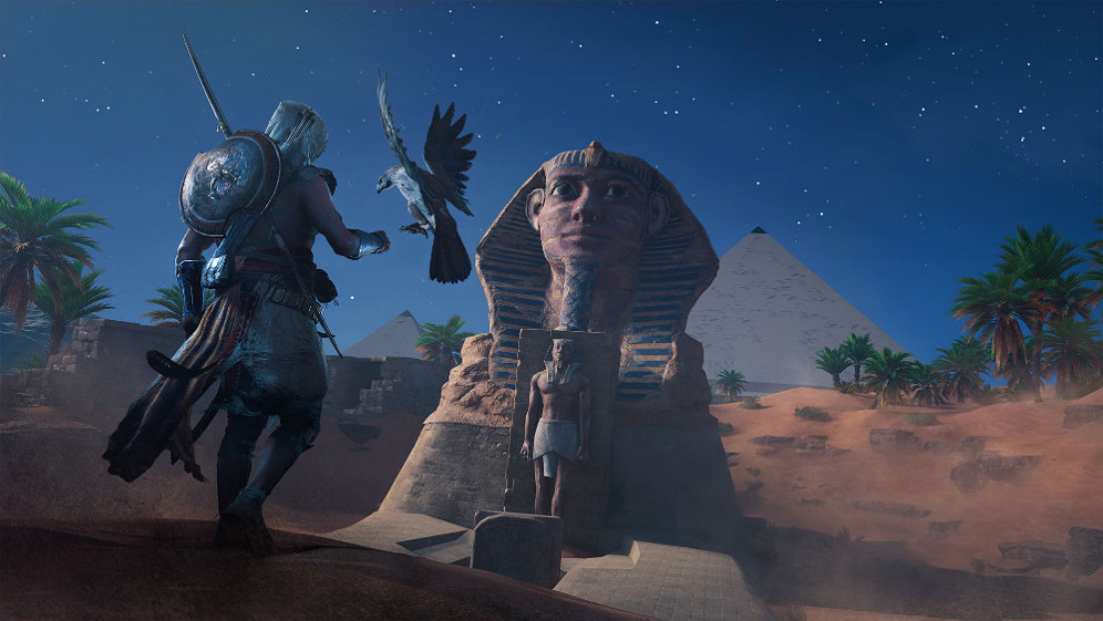 Assassin's Creed-personage voor een Sfinx en piramides onder een sterrenhemel bij zonsondergang.