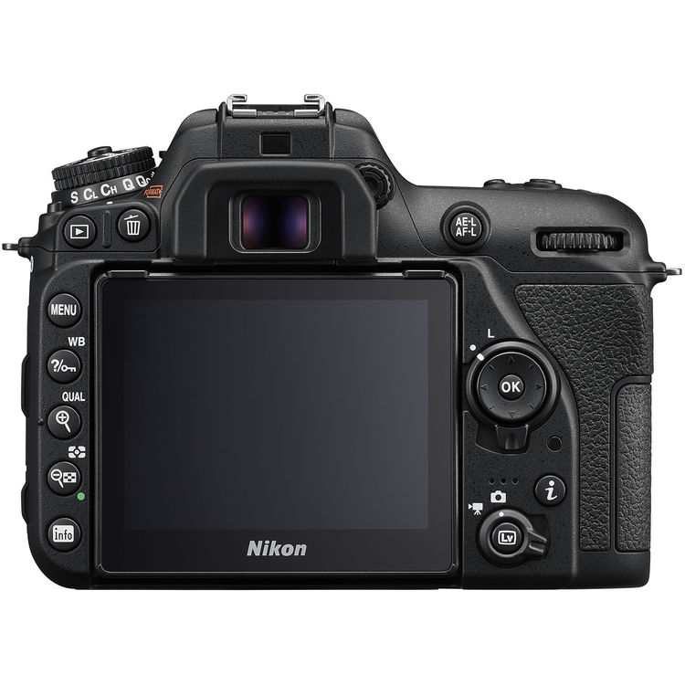 NIKON D7500 + AF-S DX 18-200 VRII Kit