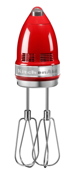 Piros KitchenAid kézi mixer. Ezüst habverők, fehér háttér.