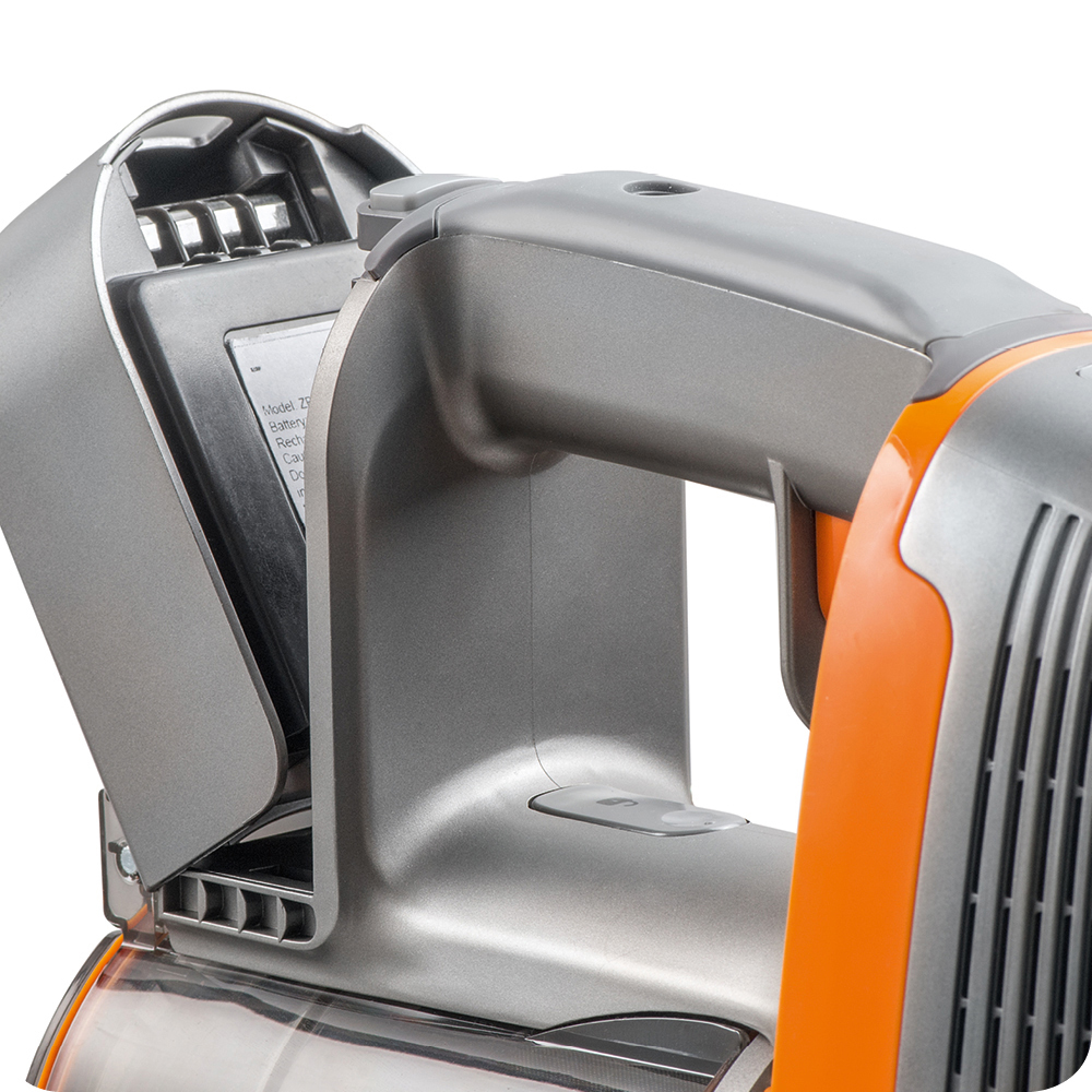 Nahaufnahme des Staubsaugergriffs. Silber- und Orangefarben. Ein kleiner Bildschirm ist sichtbar.